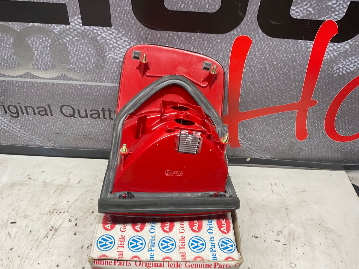Passenger Taillight Right  NOS  4A5945096A  C4
