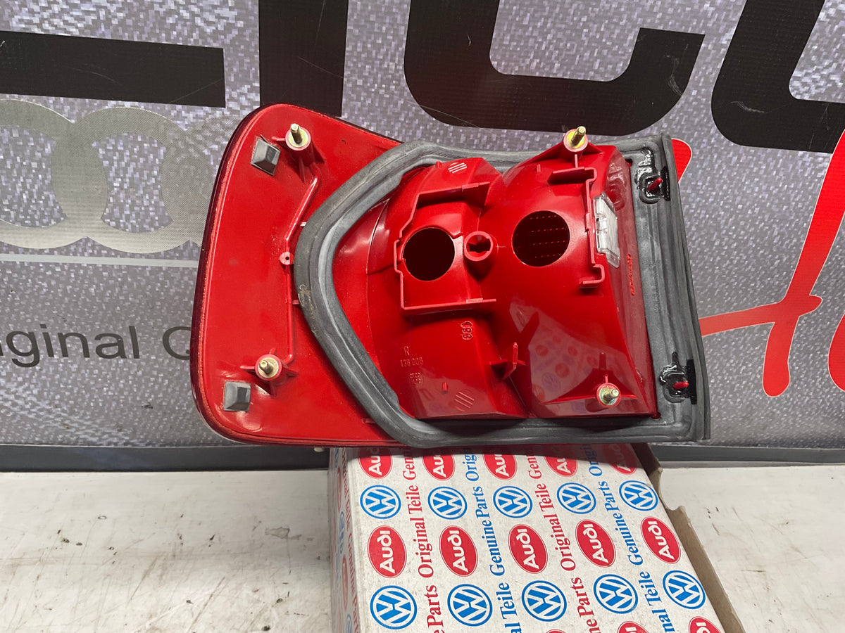 Passenger Taillight Right  NOS  4A5945096A  C4