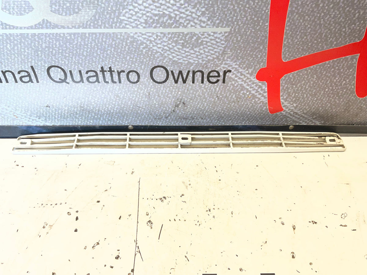 Driver Rear Quarter Vent Grill Left  855853216  B2  URQ