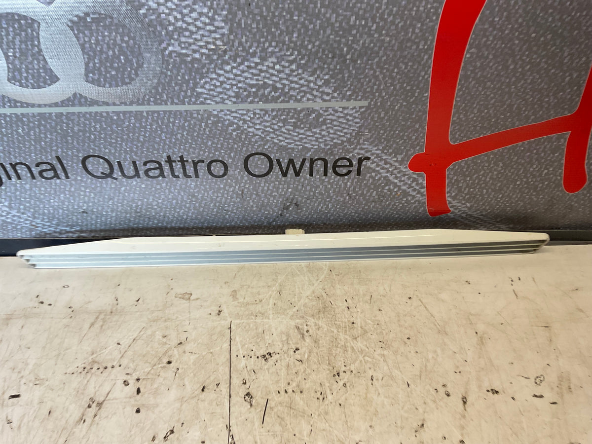 Driver Rear Quarter Vent Grill Left  855853216  B2  URQ