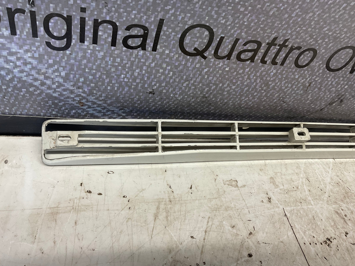 Passenger Rear Quarter Vent Grill Right  855853215  B2  URQ