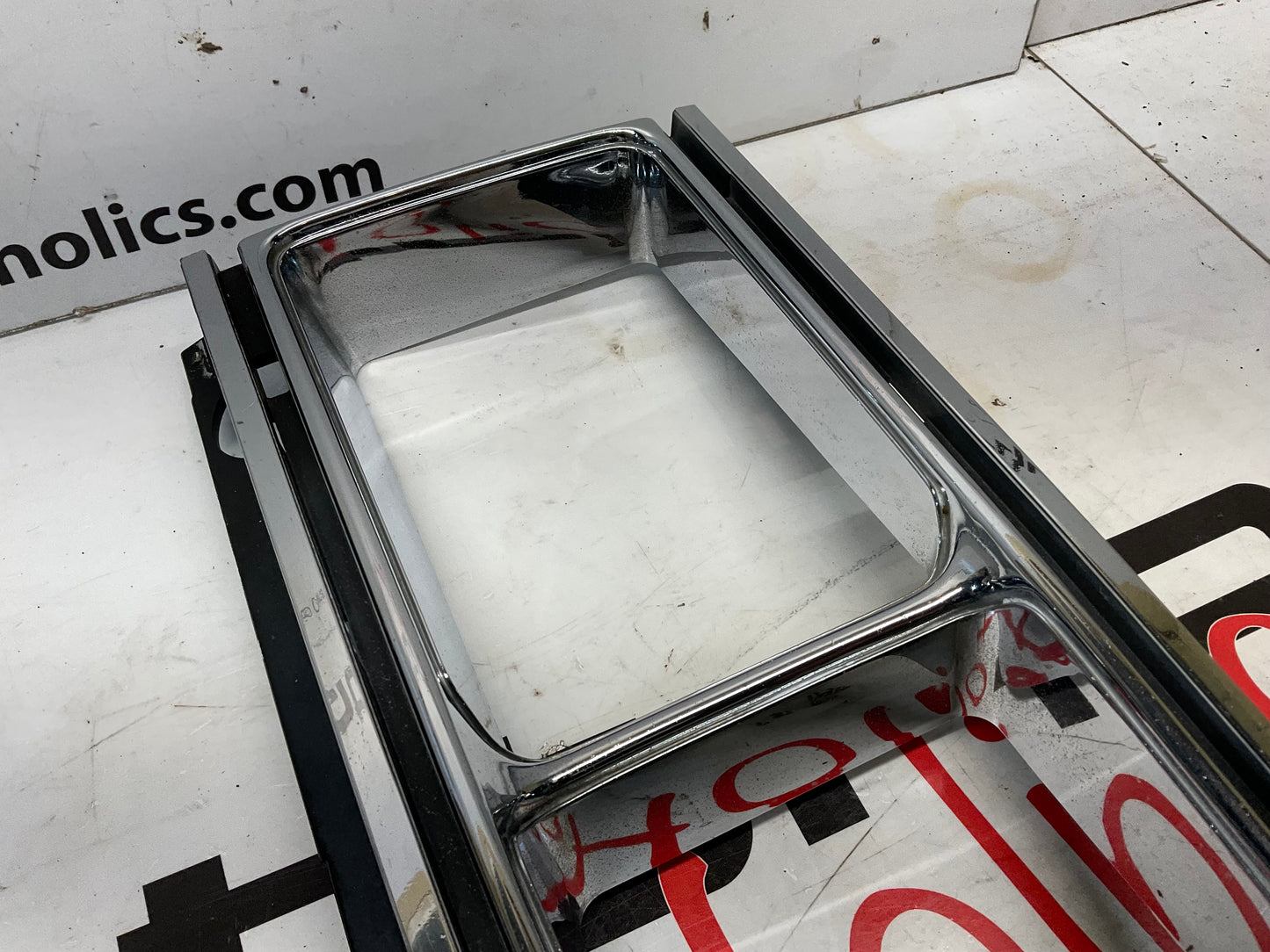 Passenger Headlight Bezel 813941626C B2 4000 UrQ