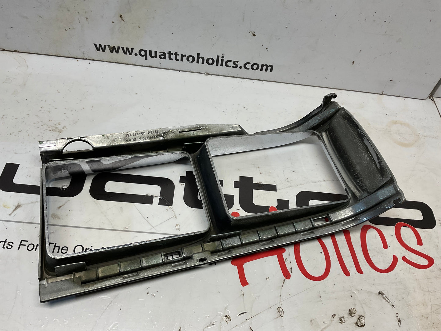 Passenger Headlight Bezel 813941626C B2 4000 UrQ