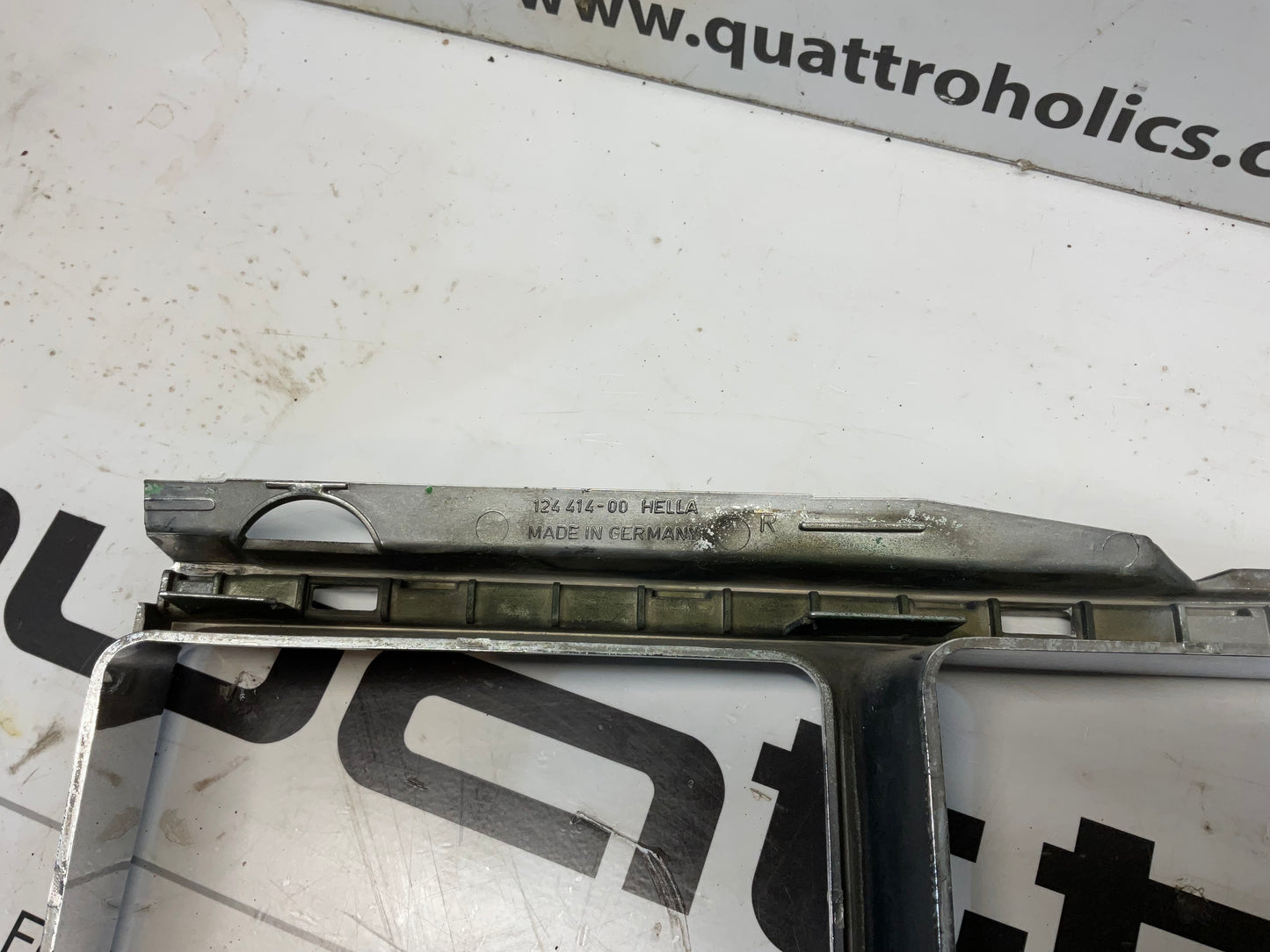 Passenger Headlight Bezel 813941626C B2 4000 UrQ