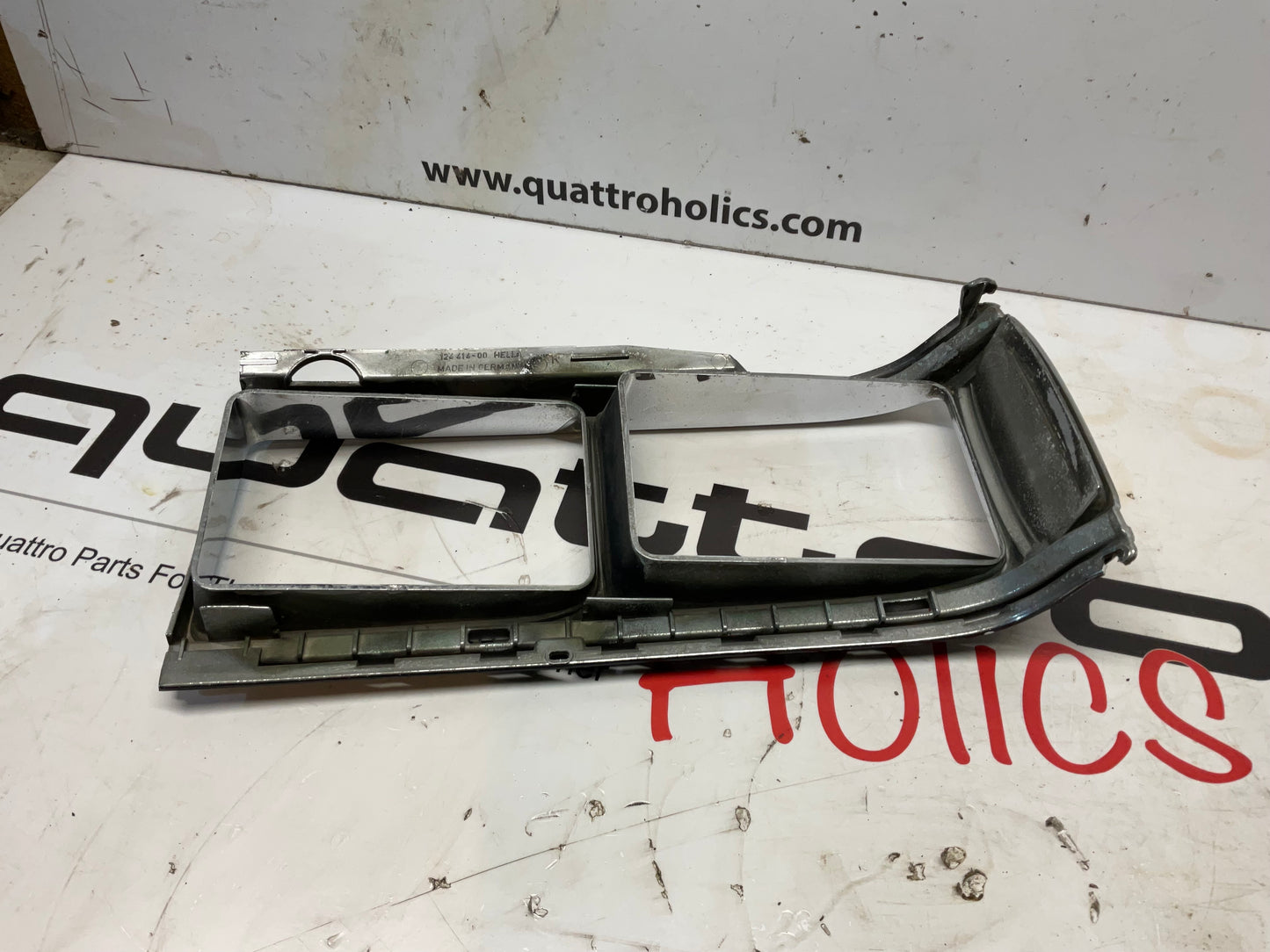 Passenger Headlight Bezel 813941626C B2 4000 UrQ