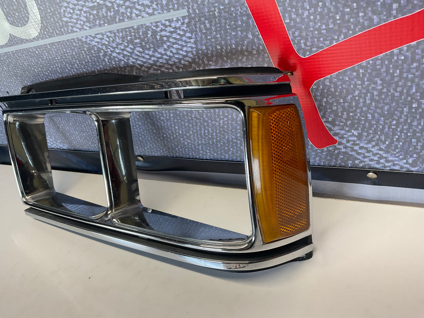 Driver Headlight Bezel 813941625C B2 URQ 4000  Chrome
