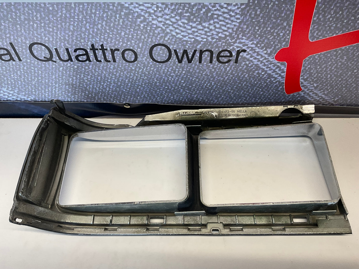Driver Headlight Bezel 813941625C B2 URQ 4000  Chrome