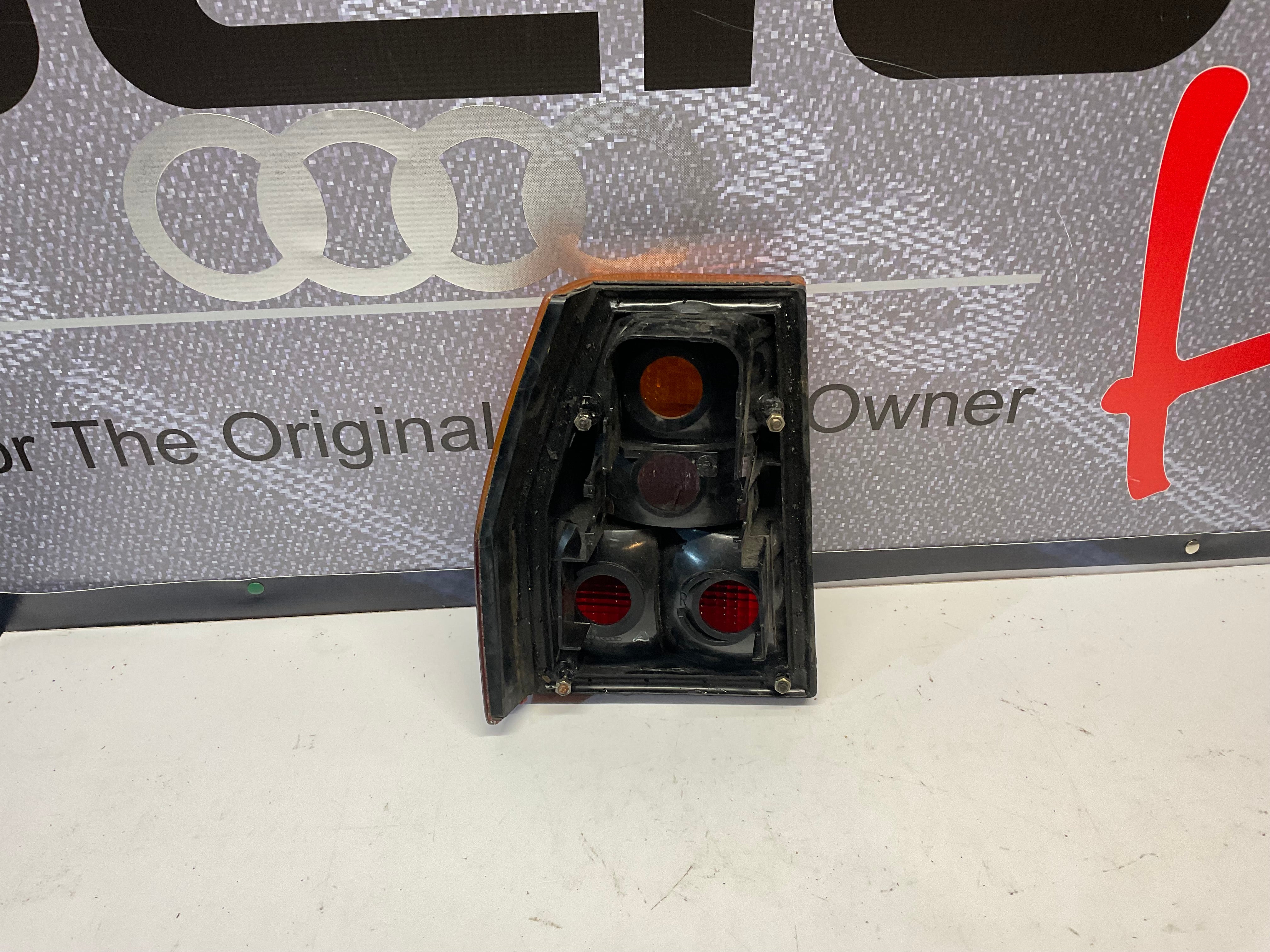 Passenger Taillight Right 855945218A B2 UR – Quattroholics