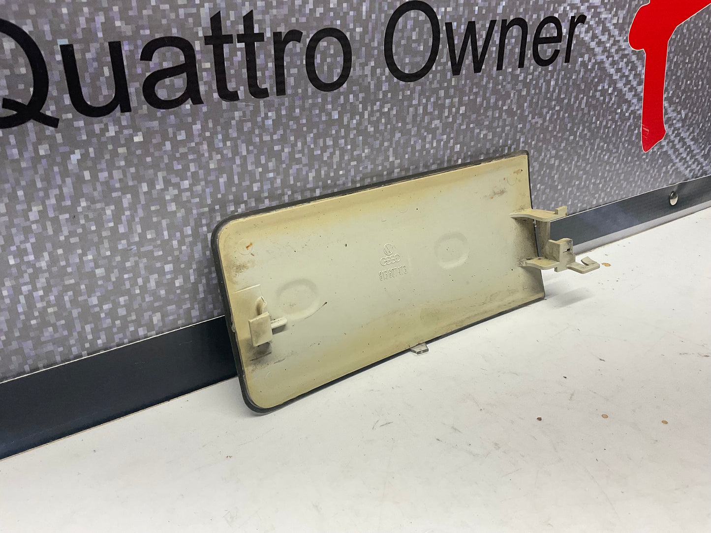 Driver Side Reflector Left 813807173 B2  Hella