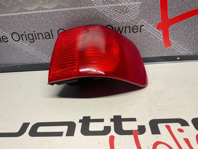 Passenger Taillight Right 4A5945096A  C4