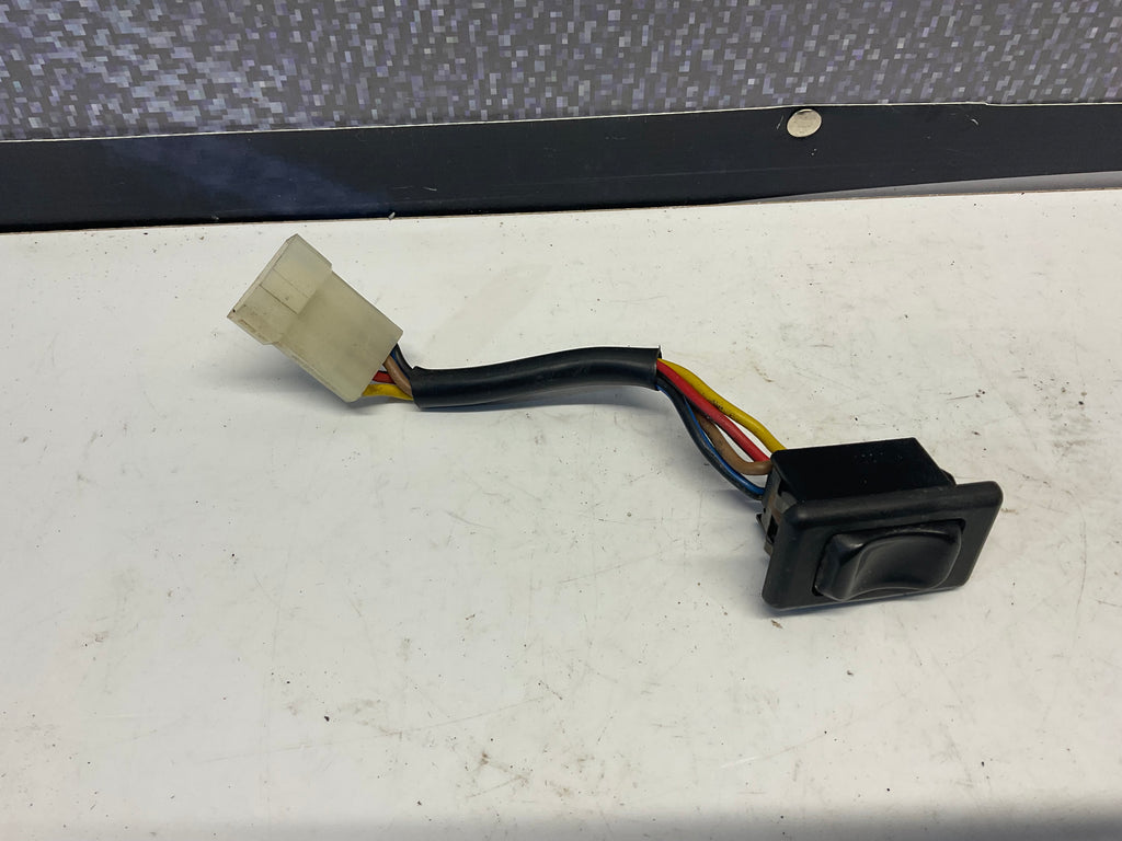 Switch 一式 FREIGHTLINER CTH/8956K956 TOGGLE SWITCH OEM, 4 TERMINALS, 2