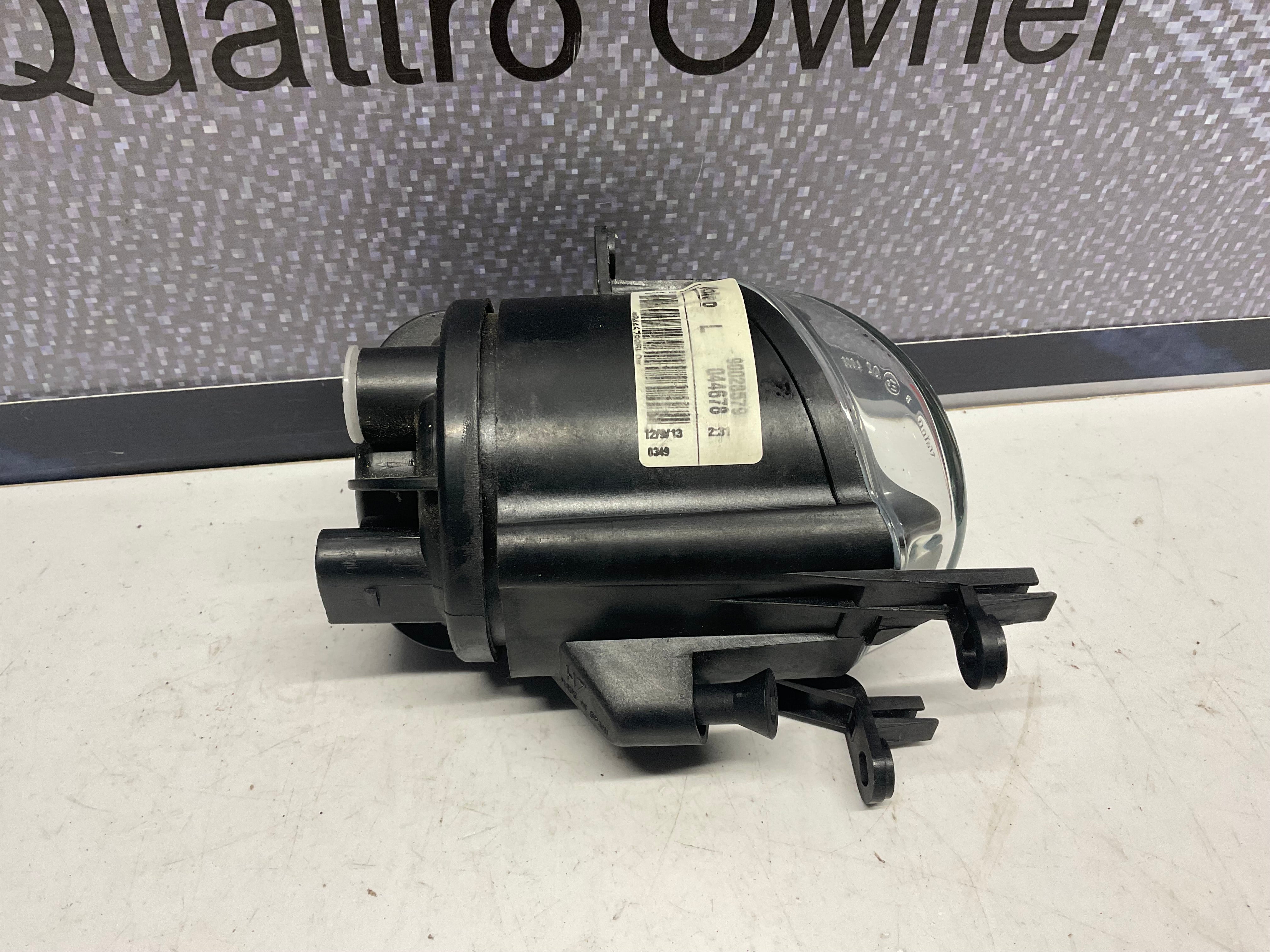 Driver Fog Light Left 8D0941699D B5 NOS – Quattroholics