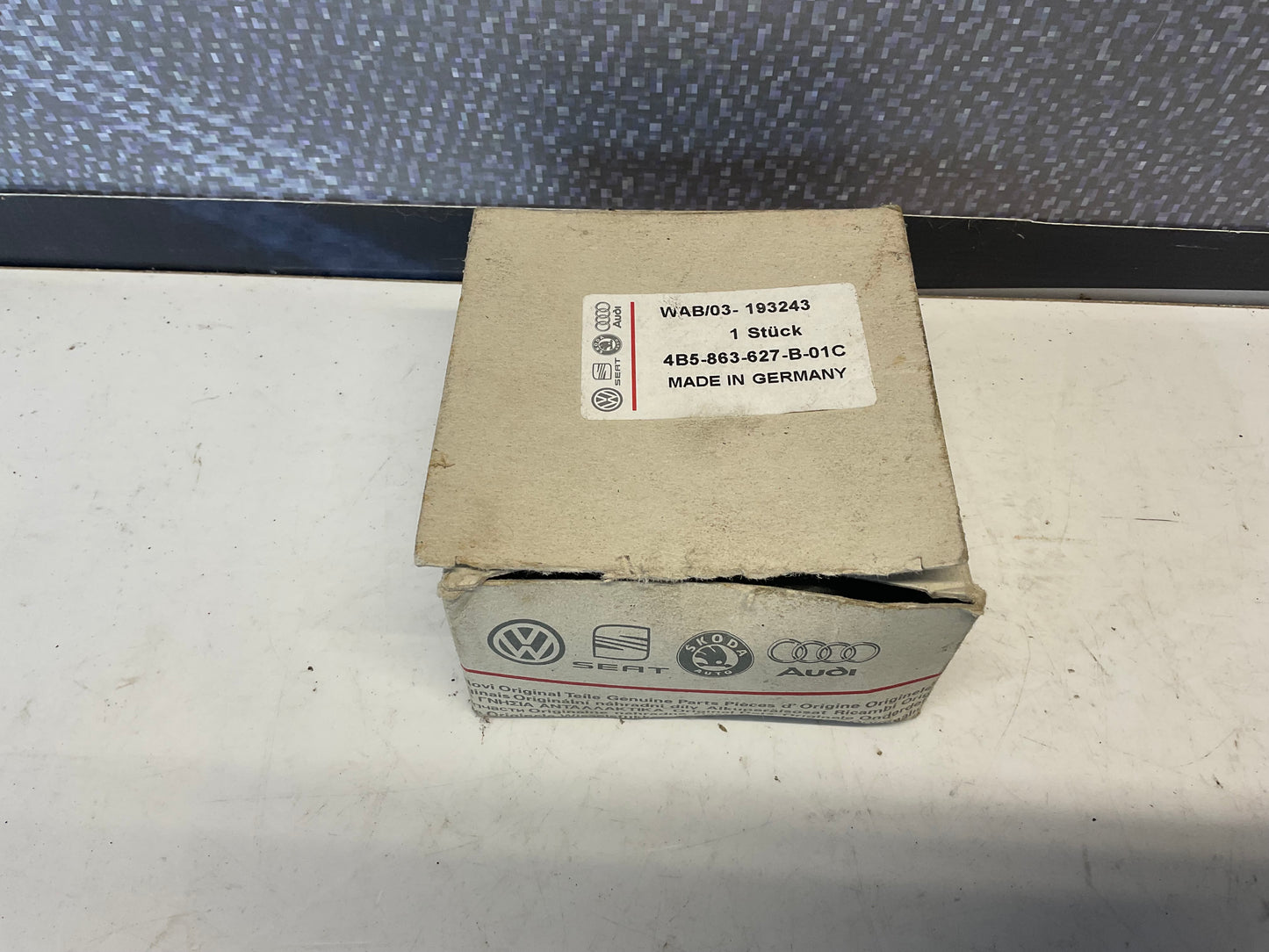 Spare Tire Handle Plate 4B5863627B01C  NOS
