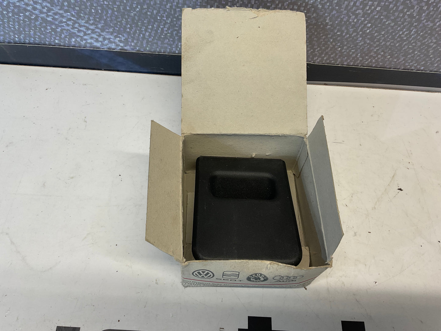Spare Tire Handle Plate 4B5863627B01C  NOS