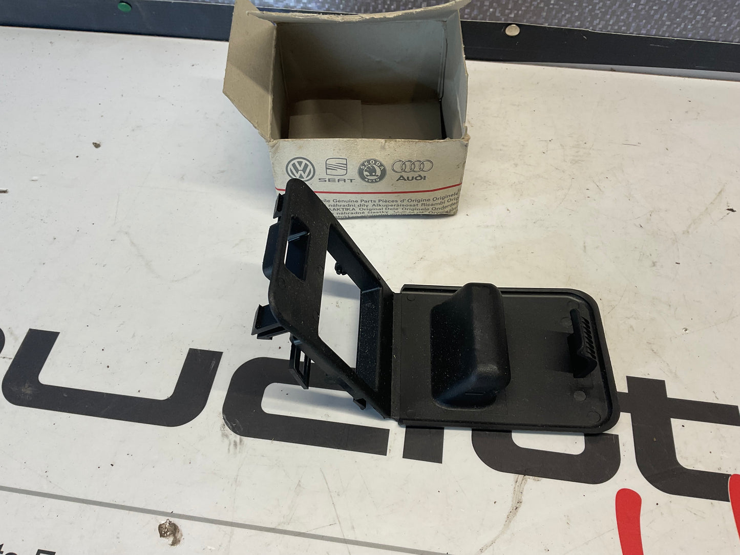 Spare Tire Handle Plate 4B5863627B01C  NOS