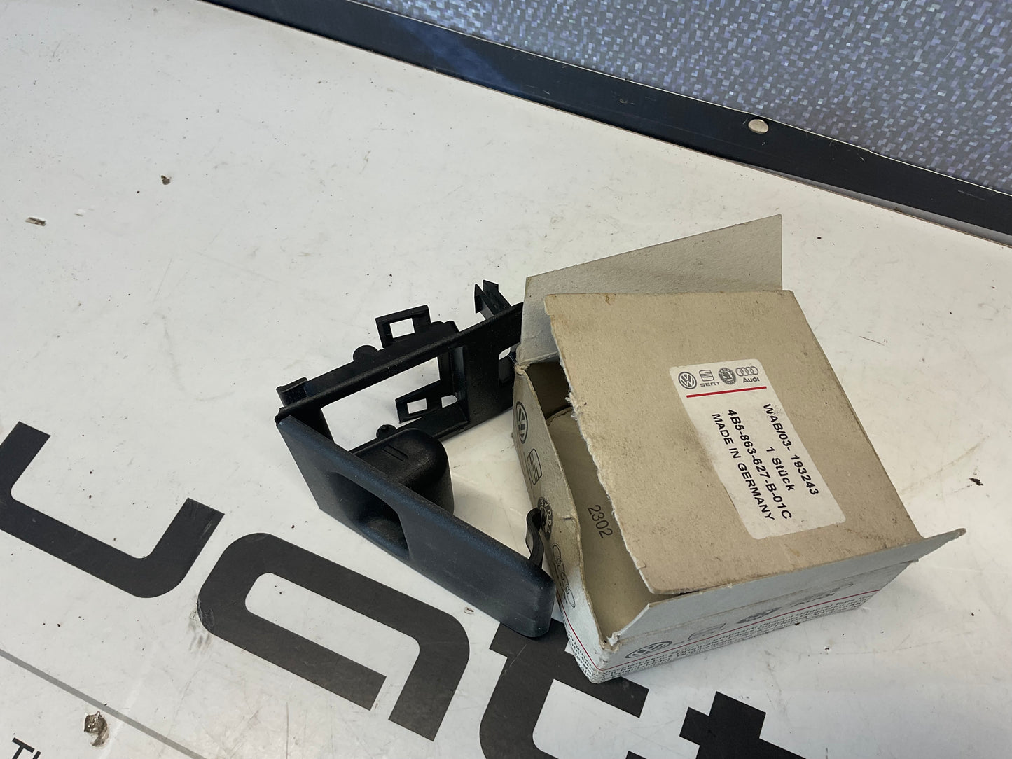 Spare Tire Handle Plate 4B5863627B01C  NOS