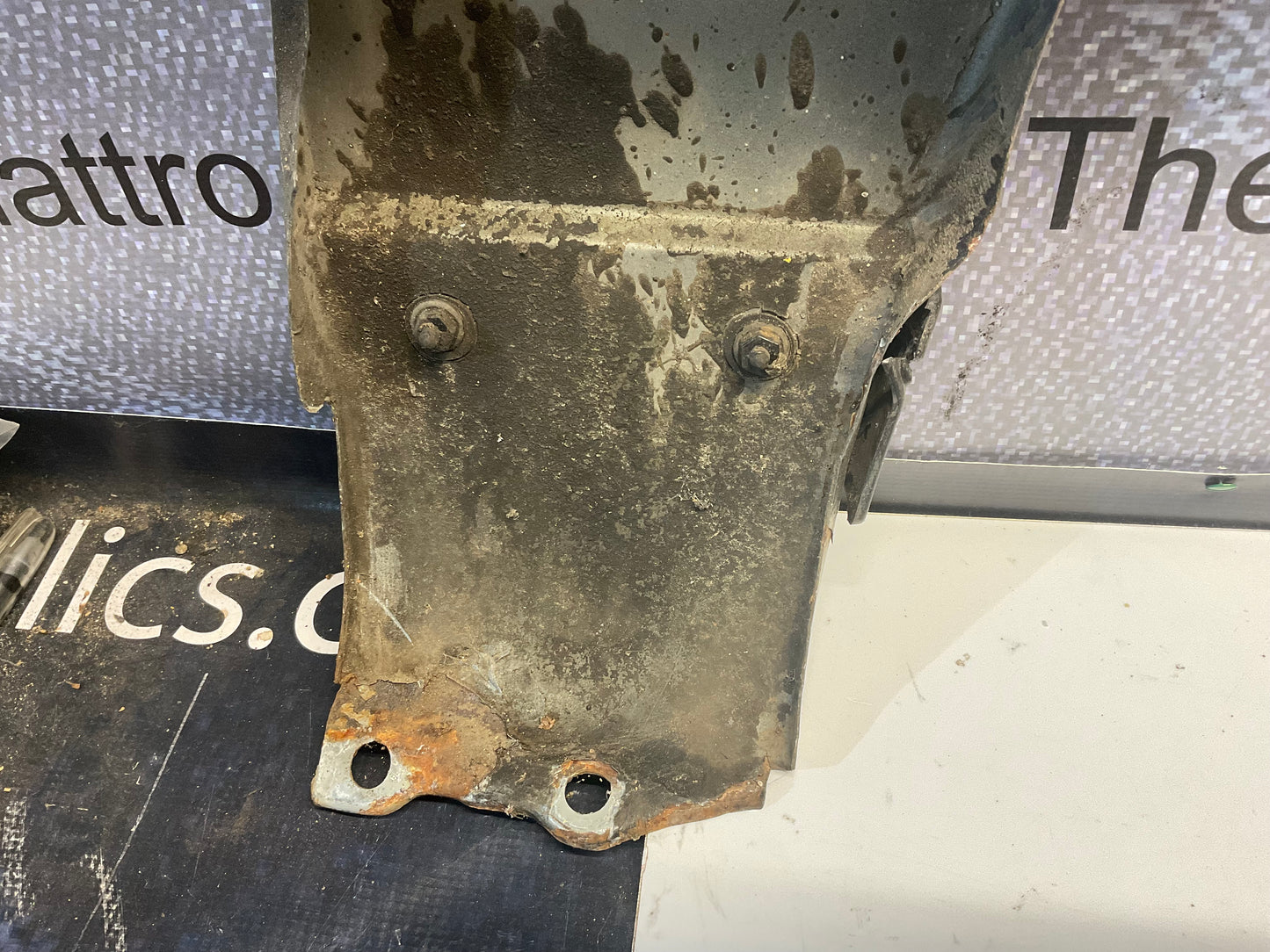 Driver Fender Left 443821105B  C3