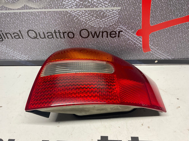 Passenger Taillight Right  4B5945096C  C5