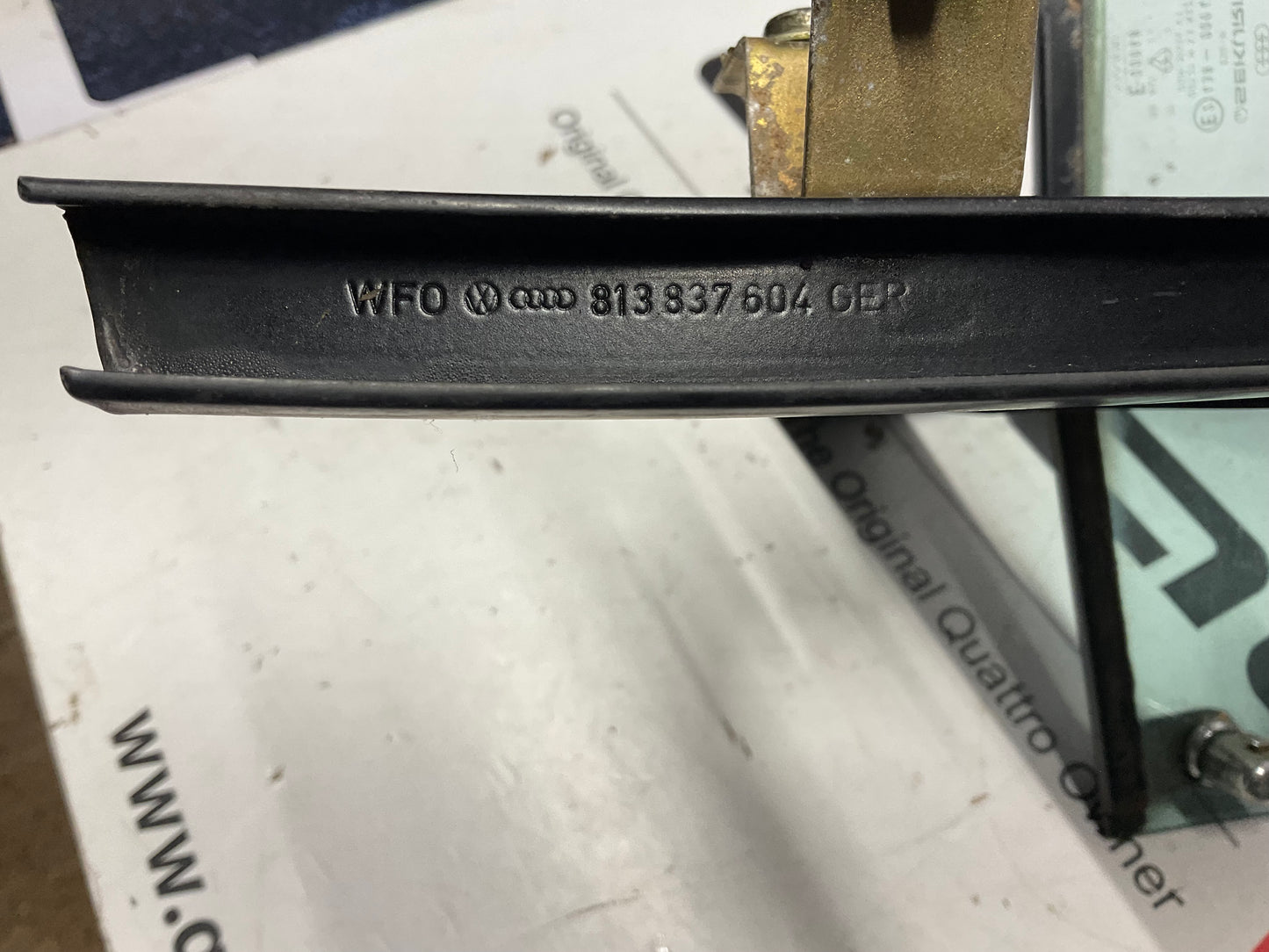 Passenger Door Wing Window/Frame Right 813837604  B2
