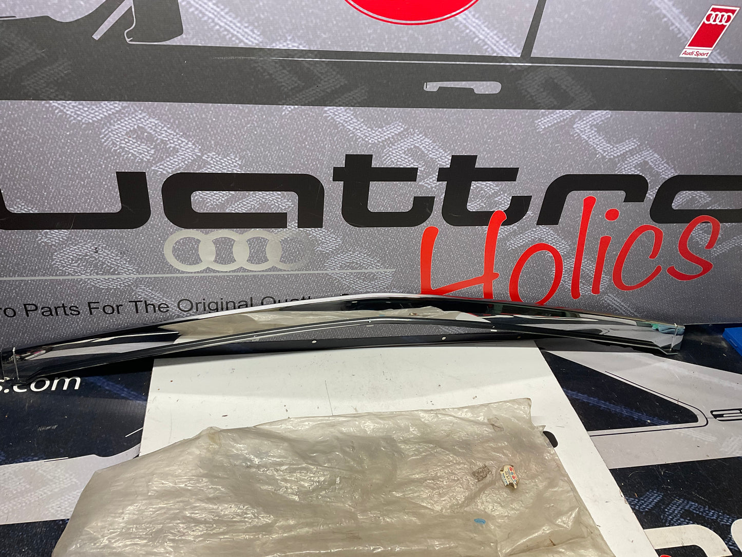 Front Bumper Center Trim 443807243E  NOS  C3