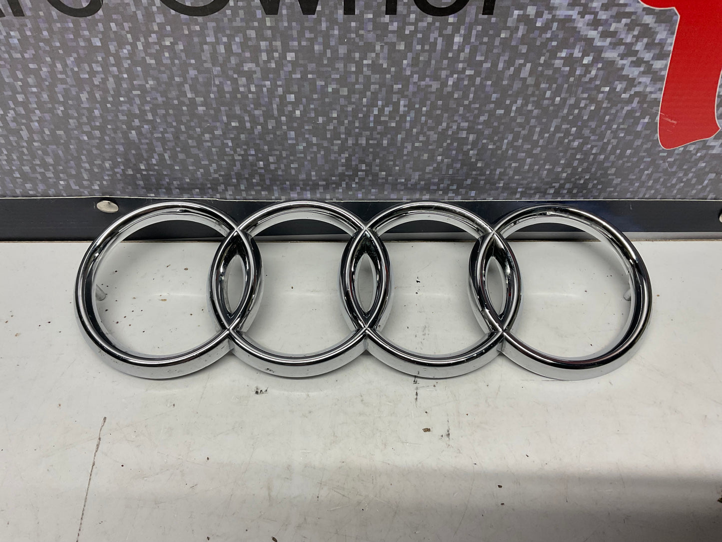 Front Grill Rings Badge 811853601  B2