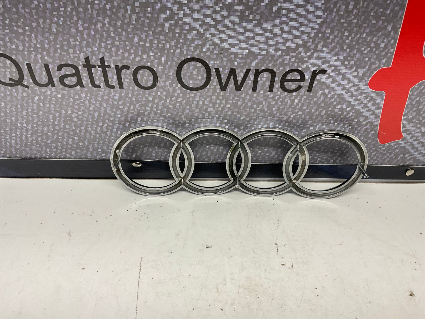 Front Grill Rings Badge 811853601  B2