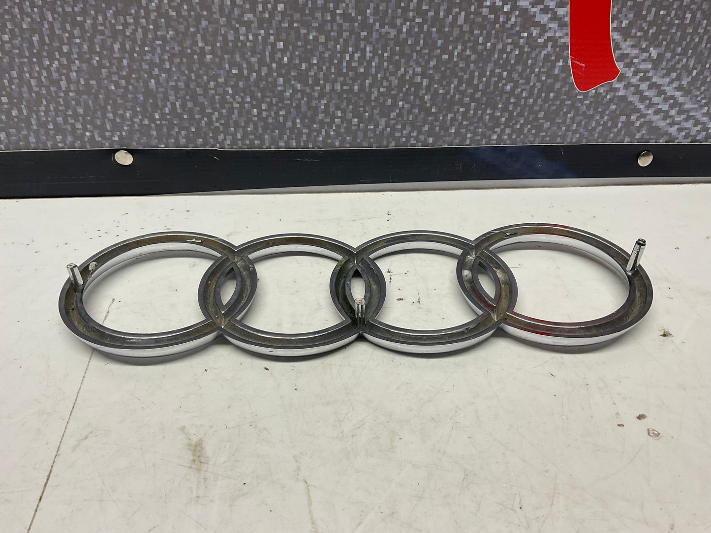 Front Grill Rings Badge 811853601  B2