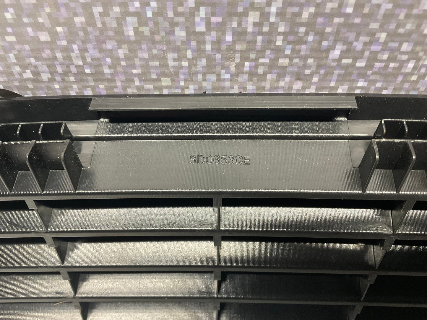 Front Grille Without Rings  8D06530E  B5