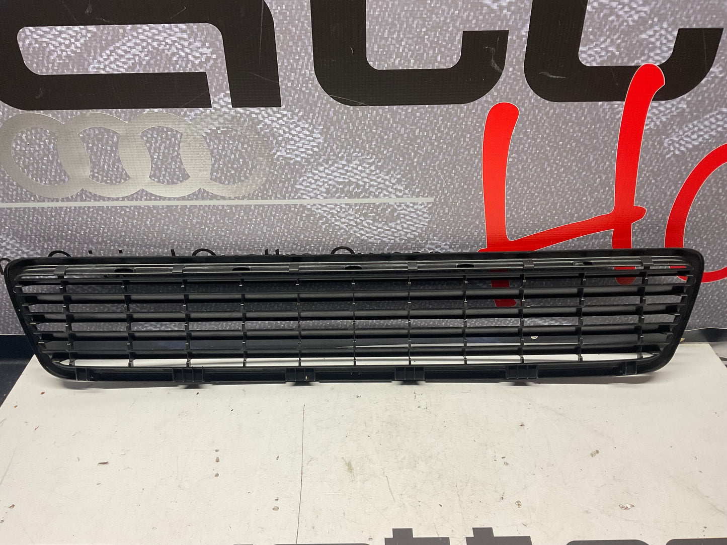 Front Grille Without Rings  8D06530E  B5