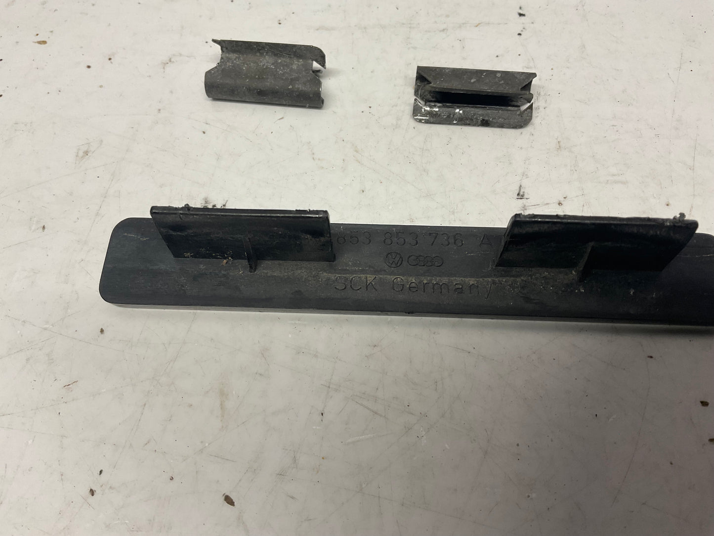 Front Grill Badge Quattro 853853736A  B2