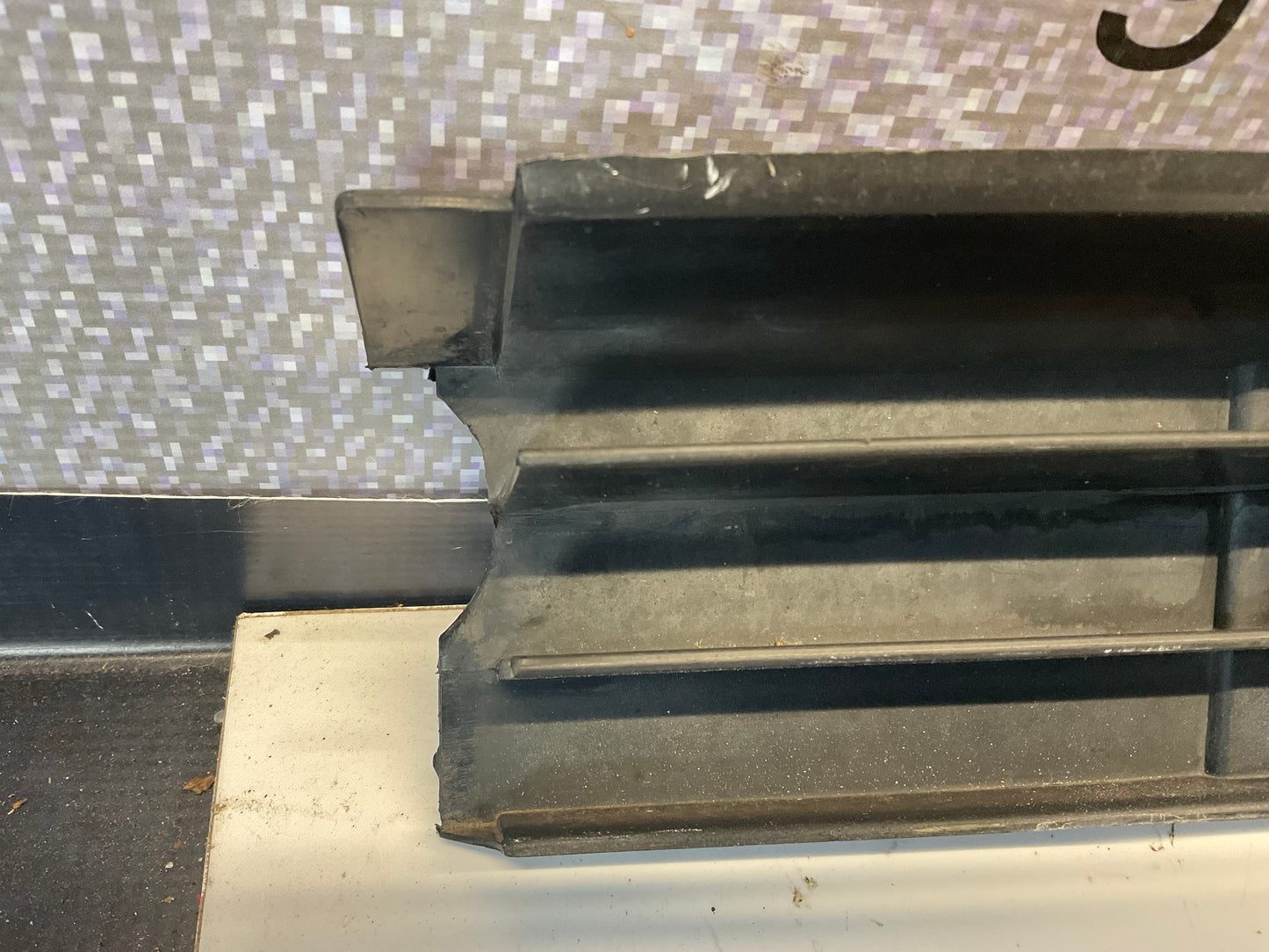 Front Bumper Center Lower Grill 811853667C  B2