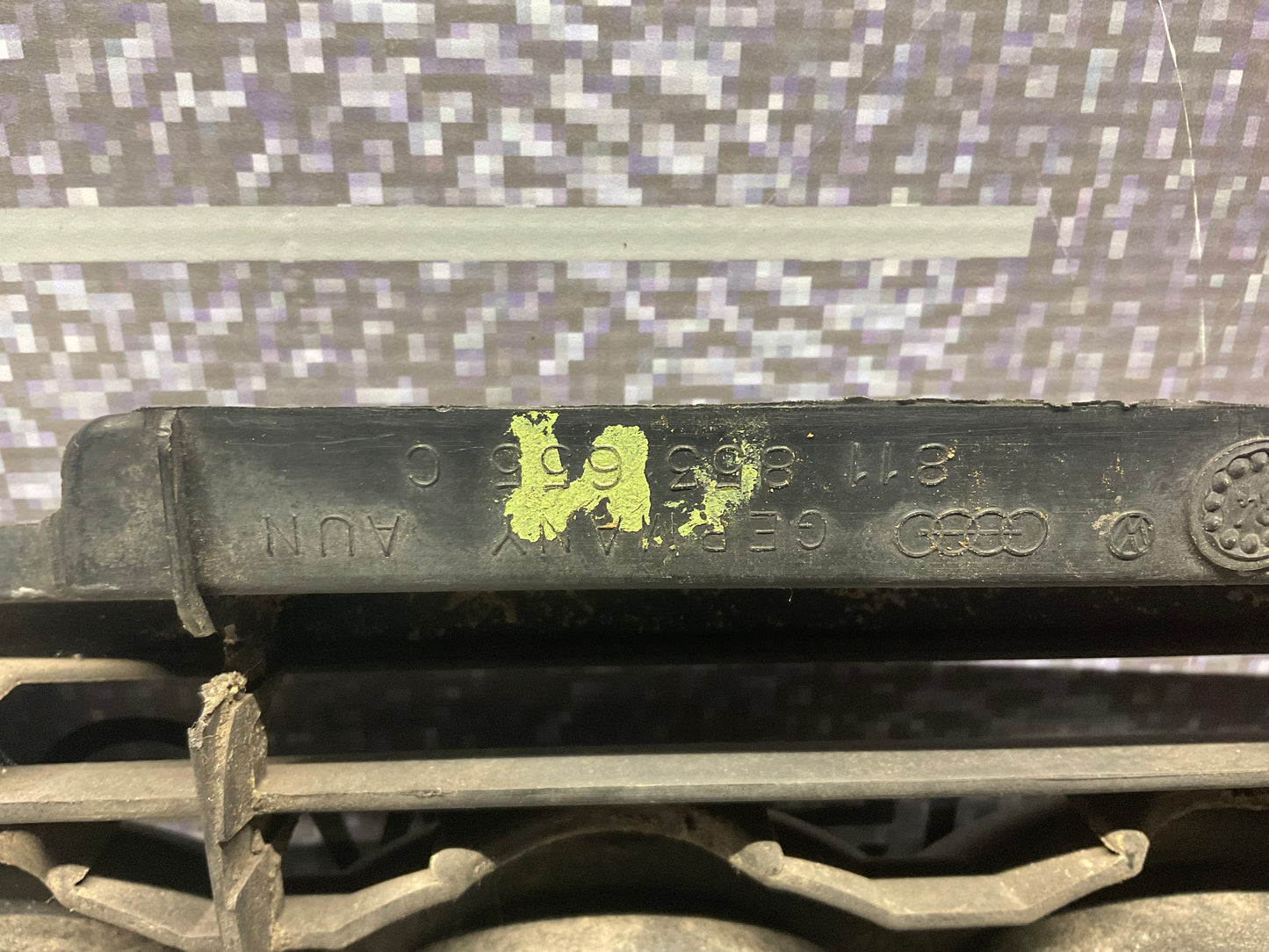 Front Quattro Grill & Rings 811853655C B2 UrQ