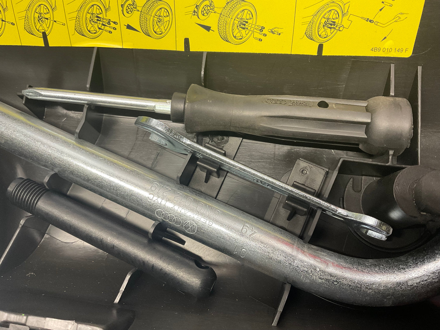 Roadside Lift Jack/Hook/Case Complete Kit 4B9012113F  C5