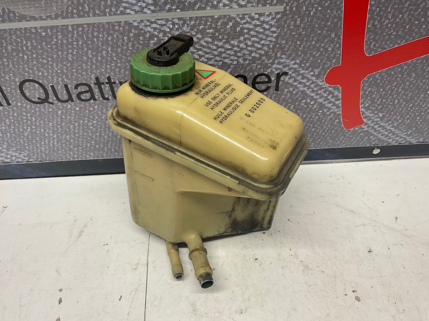 Power Steering Fluid Reservoir 4A0422373A  C4