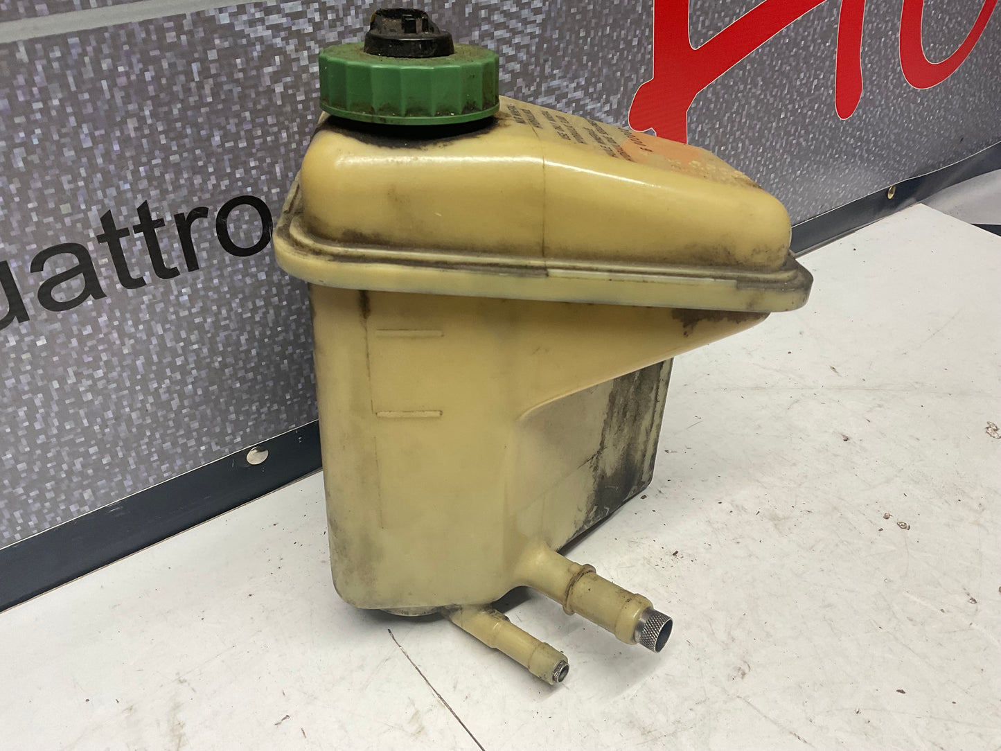 Power Steering Fluid Reservoir 4A0422373A  C4