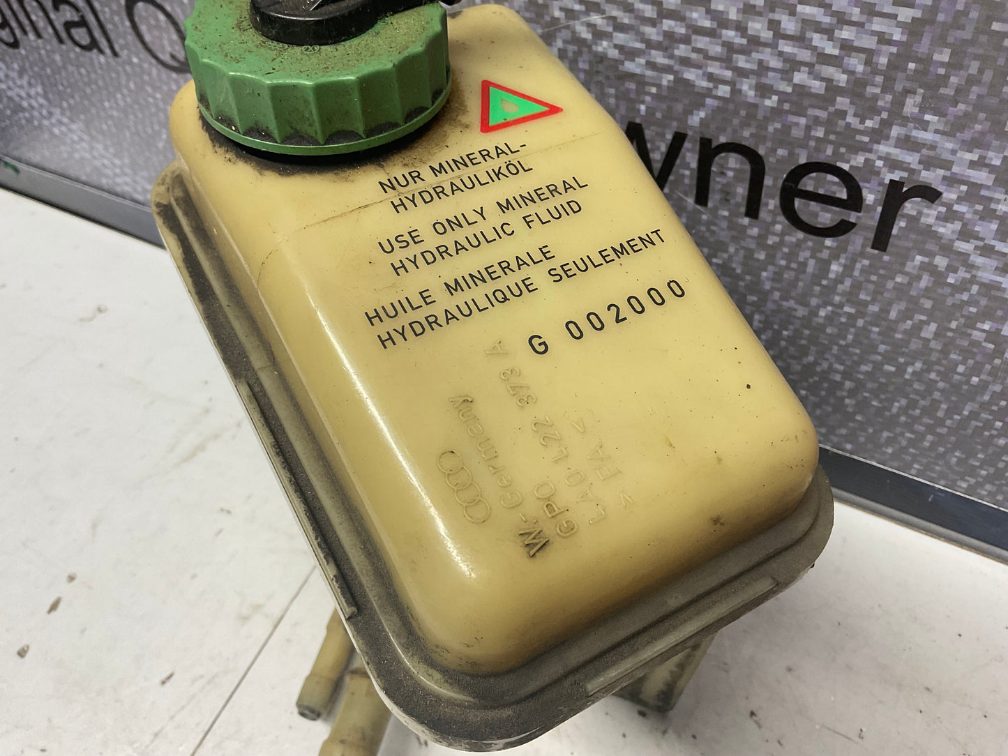 Power Steering Fluid Reservoir 4A0422373A  C4