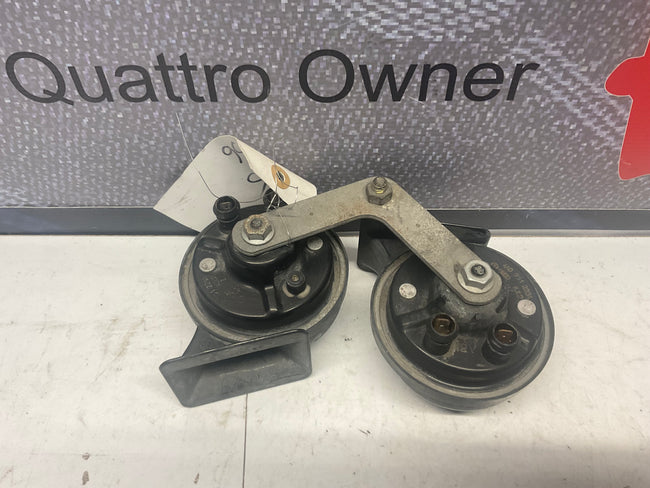 Signal and Low Tone Horns with Bracket 4A0951223A 4A0951221A  C4