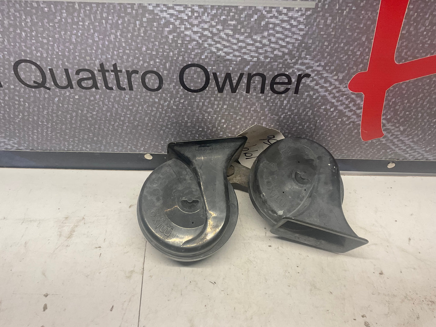 Signal and Low Tone Horns with Bracket 4A0951223A 4A0951221A  C4