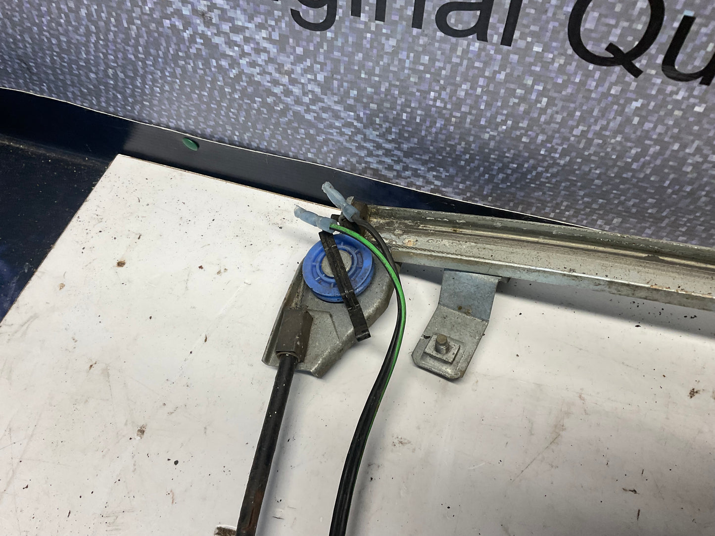 Passenger Front Window Regulator Right 443837398A