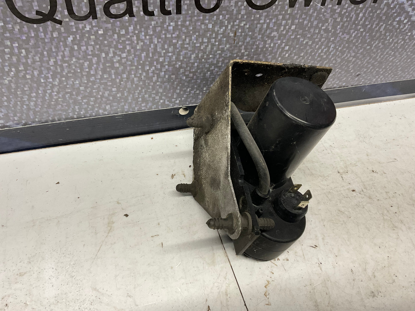 Cruise Control Vacuum Pump 811907325  B2 C3