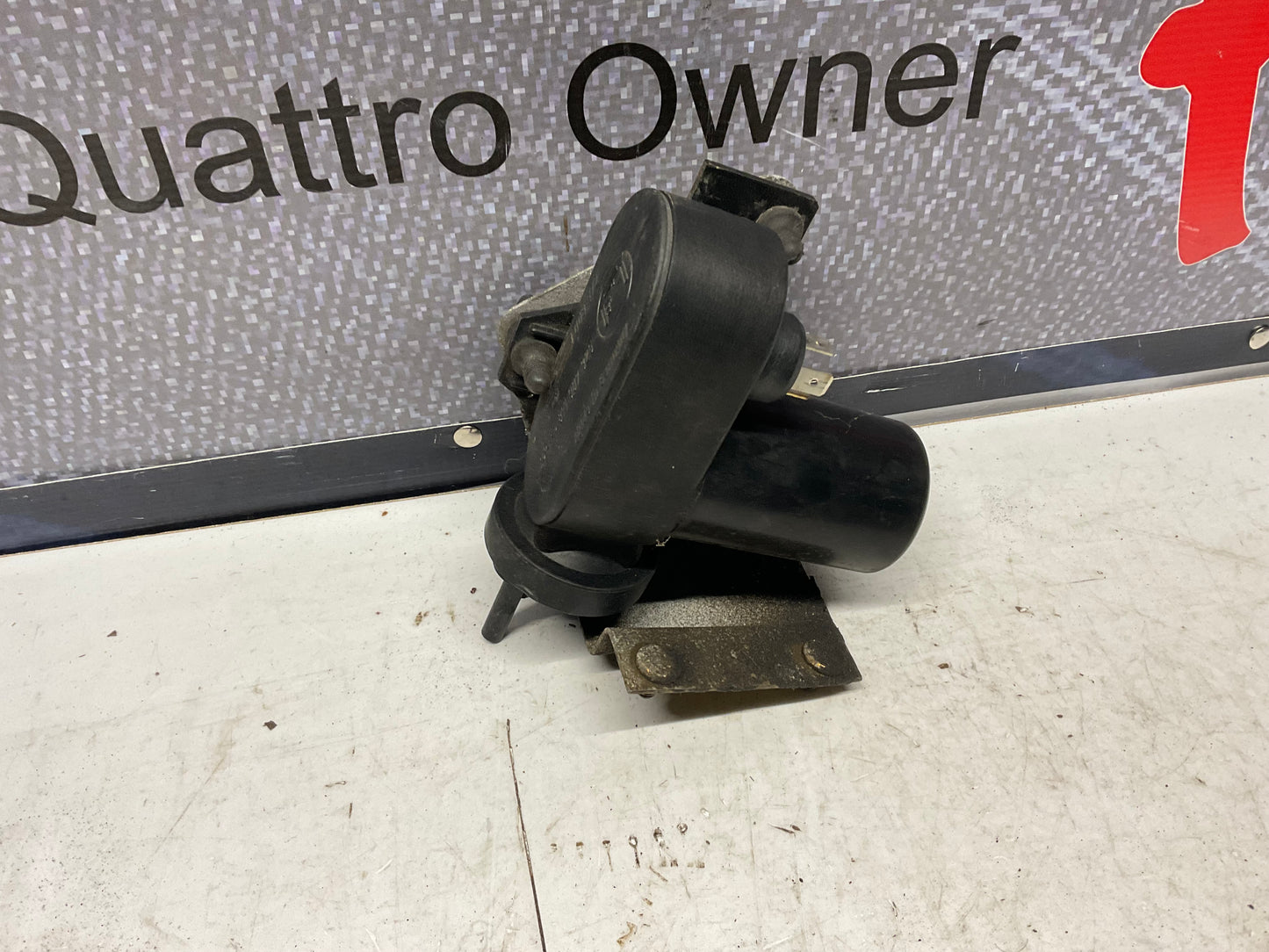 Cruise Control Vacuum Pump 811907325  B2 C3