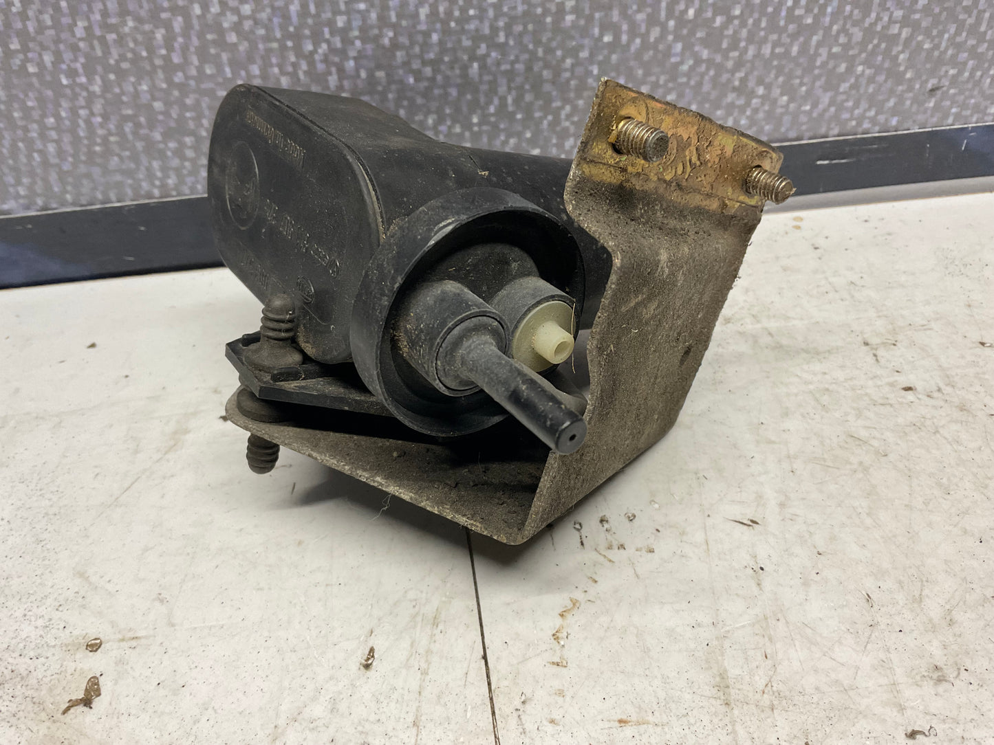 Cruise Control Vacuum Pump 811907325  B2 C3