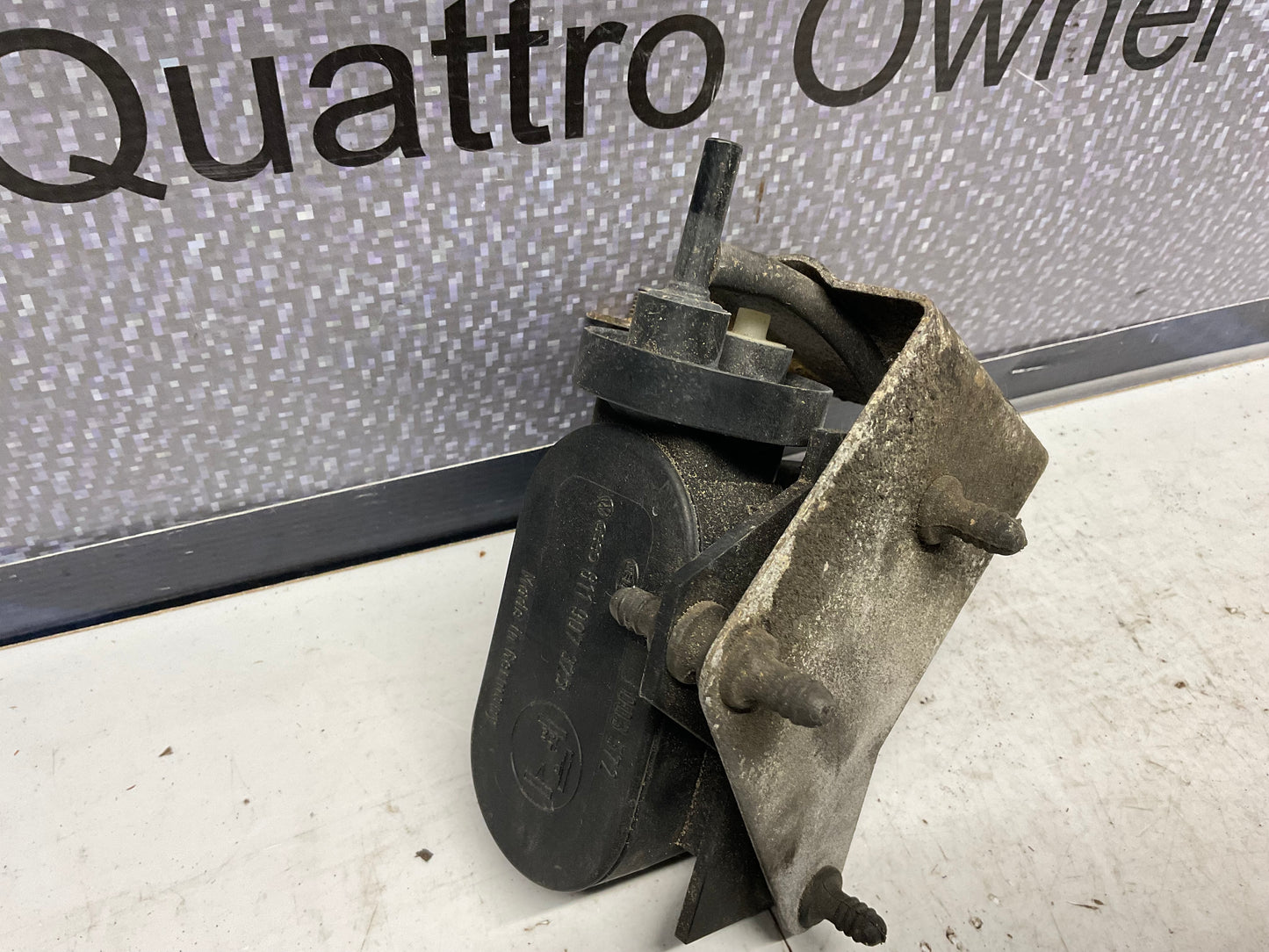 Cruise Control Vacuum Pump 811907325  B2 C3