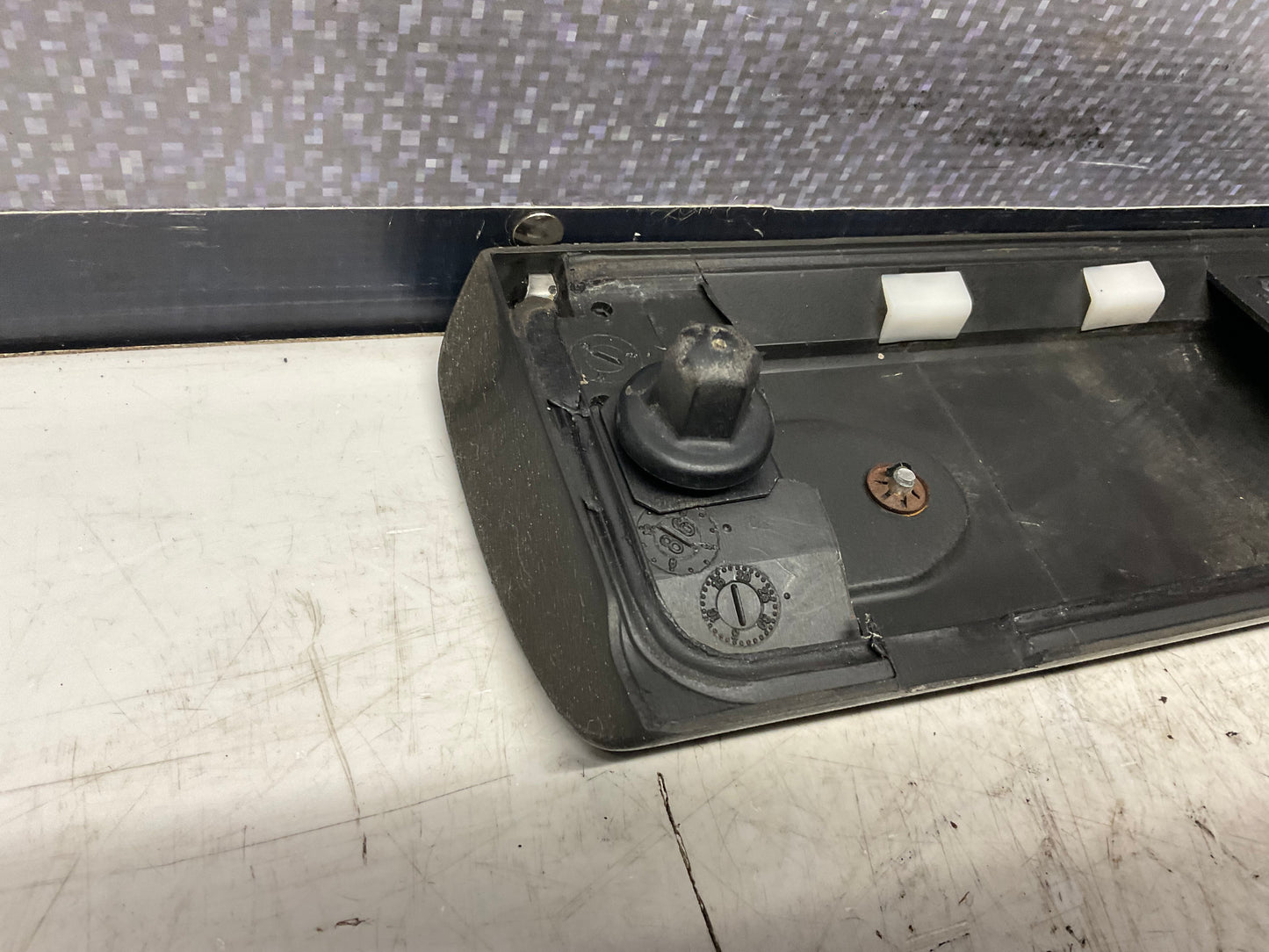 Driver Fender Molding Left 447853971  C3
