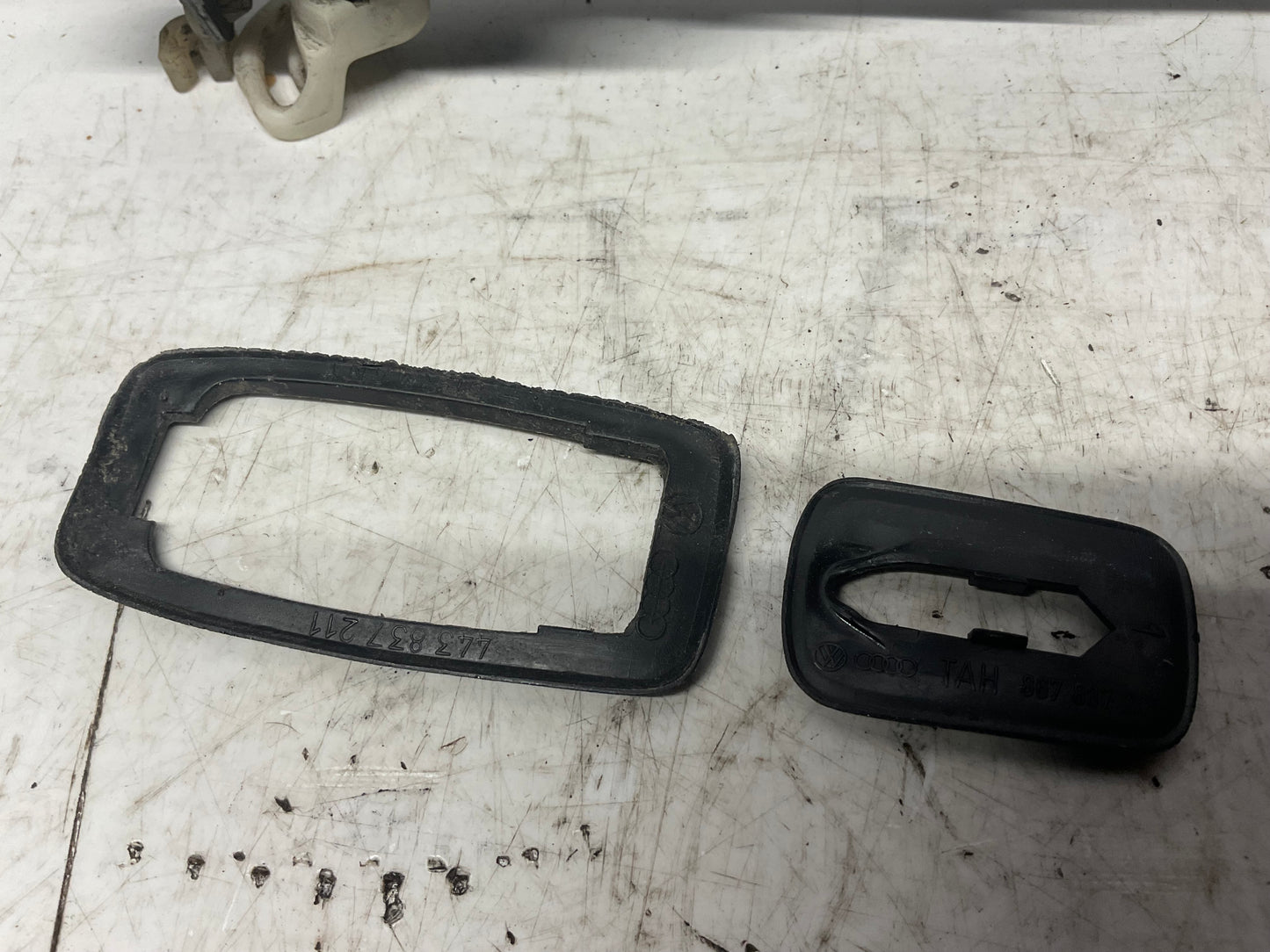 Passenger Door Handle + Gaskets Front Right 443839206C C3