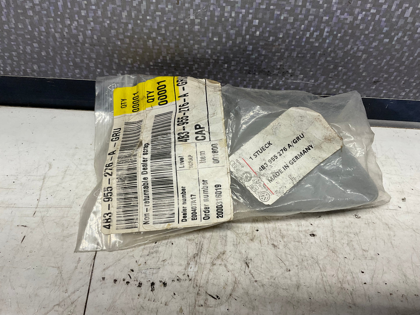 Passenger Headlight Washer Cover Right  NOS  4B3955276A  C5 S6 RS6