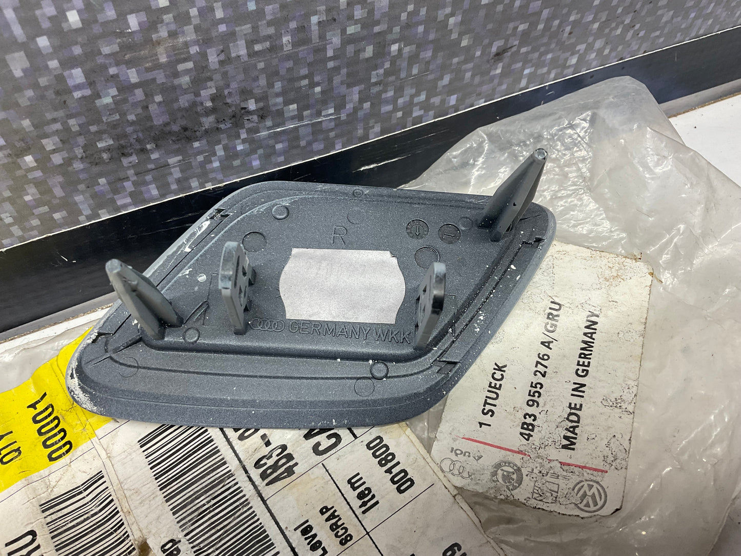 Passenger Headlight Washer Cover Right  NOS  4B3955276A  C5 S6 RS6