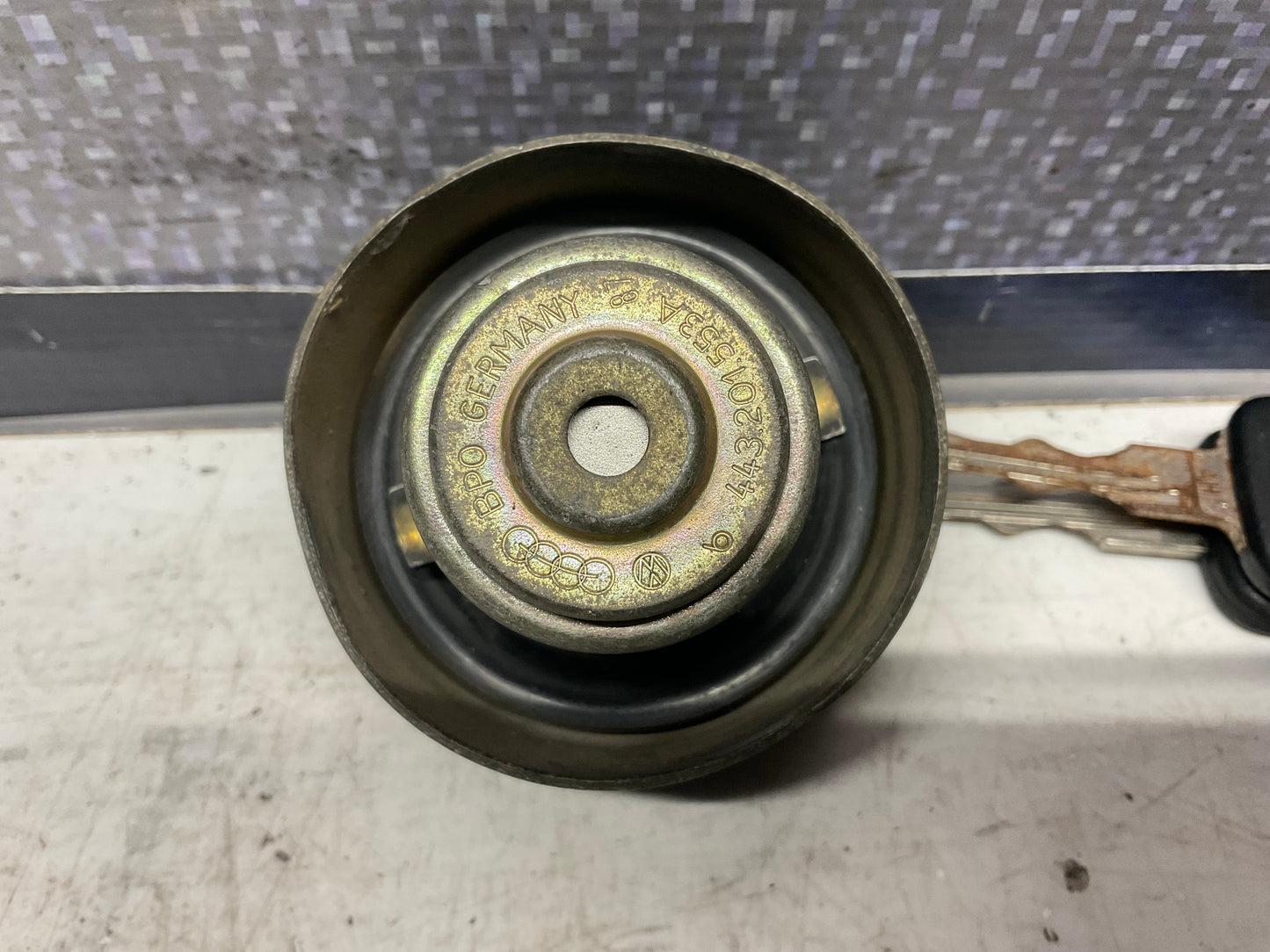Locking Fuel Cap with Keys  443201553A  C3