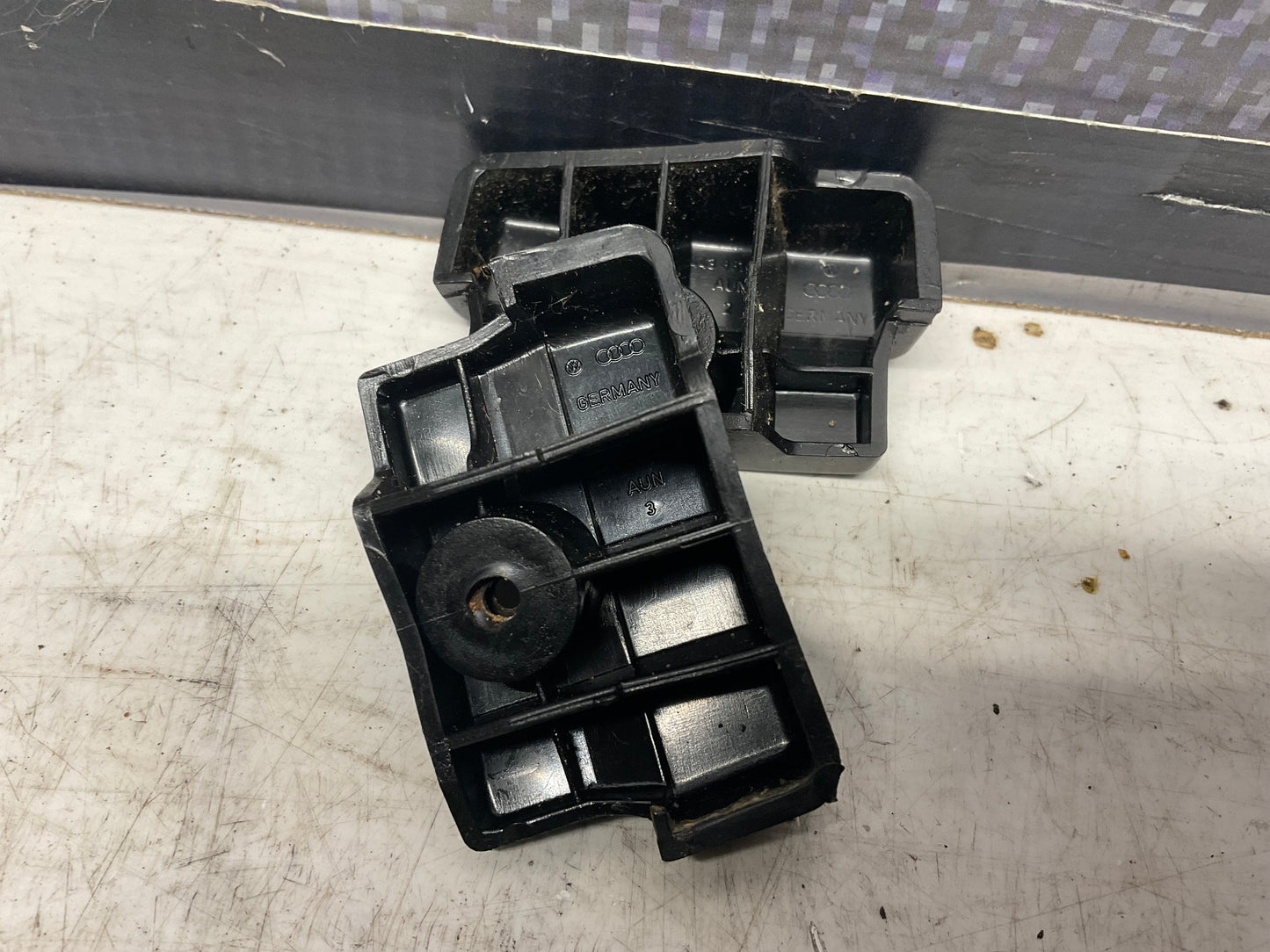 Seat Rail End Caps 443881347 B2 C3