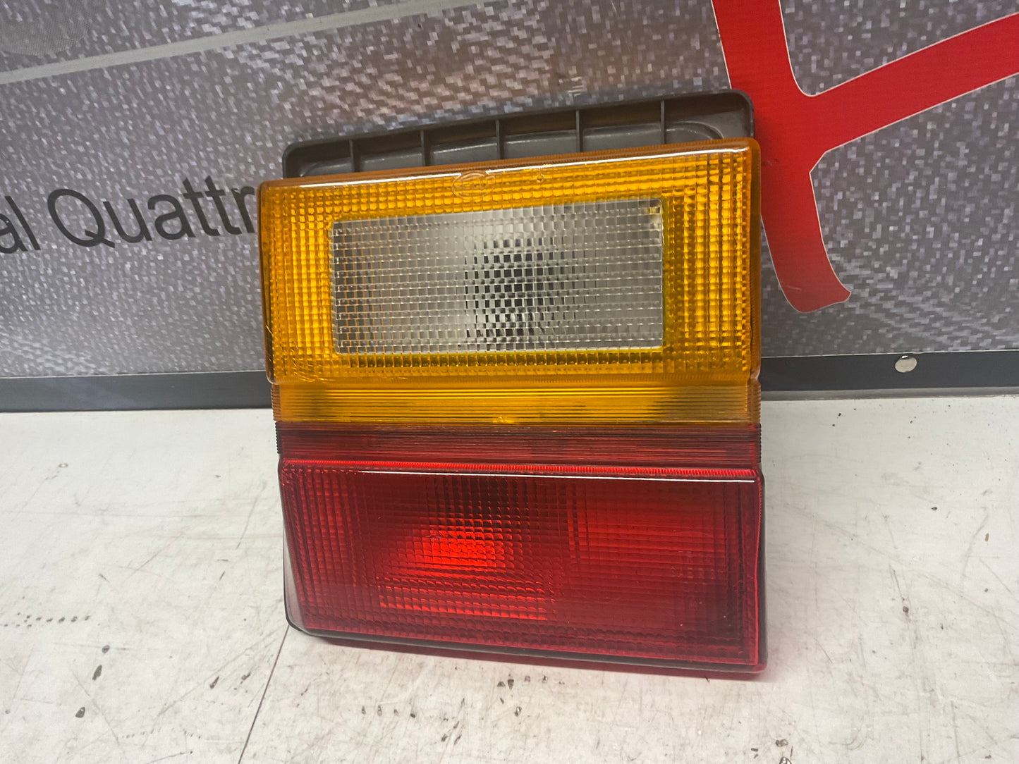 Passenger Center Taillight Right 443945226  C3